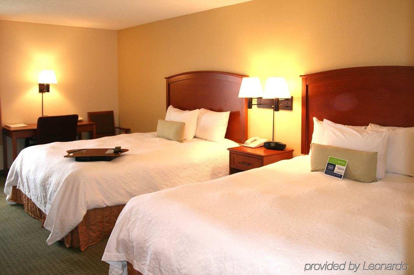 Hyatt Place Tucson Central Room photo