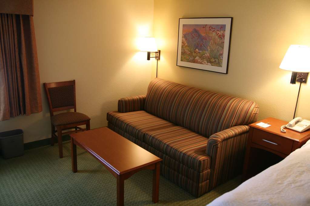 Hyatt Place Tucson Central Room photo